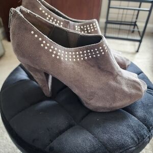 Elegant Suede Ankle Boots with Studded Detail